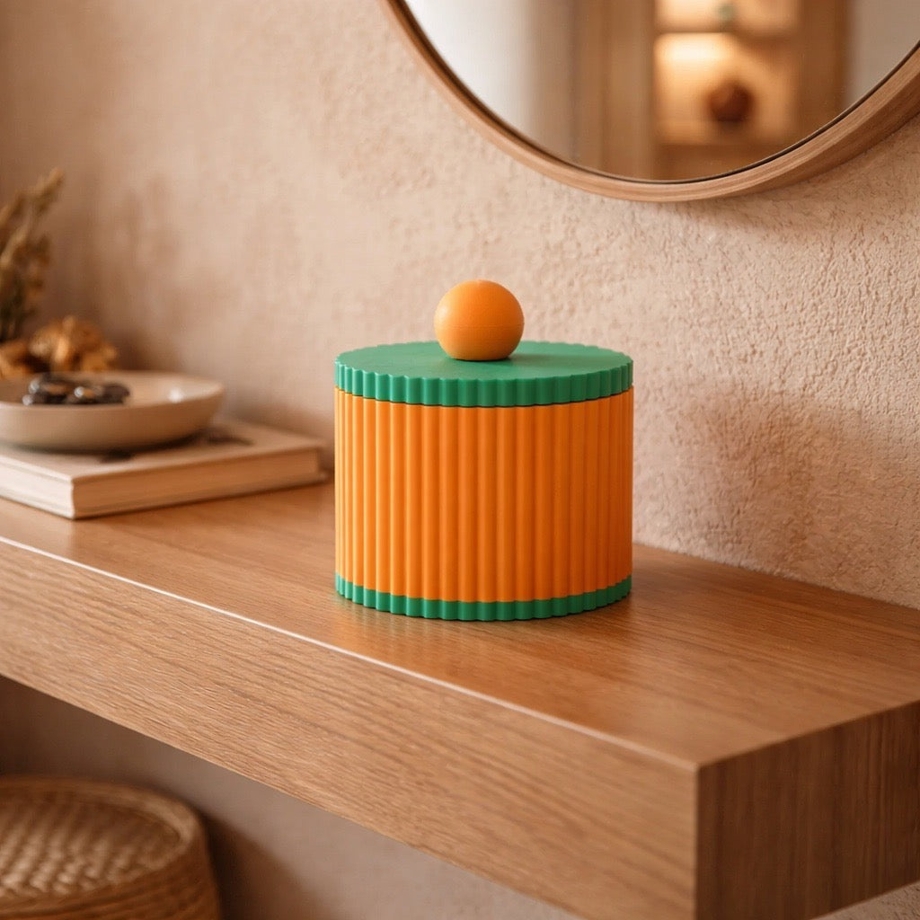 Moderne Stria Aufbewahrungsdose in Apricot und jadegrün auf Holzregal